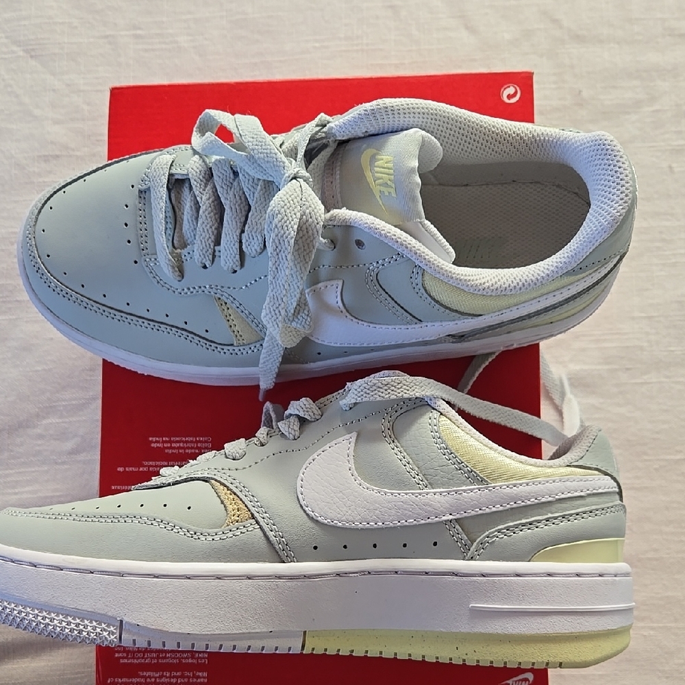 Nike women gamma force Sneakers, size 7, light silver/white-life lime